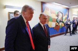 Президент США Дональд Трамп і президент Росії Володимир Путін йдуть проводити спільну пресконференцію після саміту щодо України. Аляска, 15 серпня 2025 року