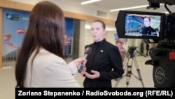 Министр обороны Литвы Довиле Шакалиене во время интервью Радіо Свобода в штаб-квартире НАТО после заседания Контактной группы по вопросам обороны Украины, Брюссель, Бельгия, 15 октября 2025 года