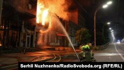 Imagine de arhivă. Pompierii din Ucraina intervin după un atac asupra unui imobil din Kiev. 