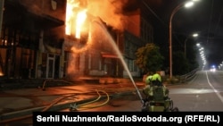 Также в столице в результате атаки повреждены выезжавшие на места вызовов три автомобиля скорой помощи, персонал не пострадал