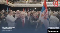 Siniša Jevtić (sa zastavom) na predizbornom skupu Zavetnika, decembar 2023.