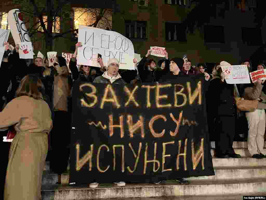 Predsednik Srbije Aleksandar Vučić saopštio je 11. decembra da će sva dokumentacija u vezi s rekonstrukcijom Železničke stanice u Novom Sadu biti objavljena. Ranije 12. decembra svi plenumi blokiranih fakulteta Univerziteta u Beogradu (SPBFUB) i beogradskog Univerziteta umetnosti saopštili su da te visokoškolske ustanove&nbsp;ostaju u blokadi do ispunjenja zahteva.