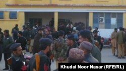 په پښین ښار کې یوشمېر پولیس او د لېویز ځواک سرتېري د سرکاري ودانۍ په انګړ کې ولاړ دي - پخوانی انځور.