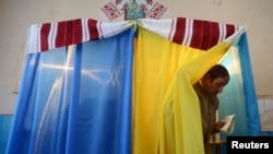 Голосование на одном из избирательных участков в Львовской области в Украине.