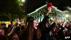 Susținătorii lui Nicușor Dan se bucură că acesta a câștigat alegerile prezidențiale din România. 