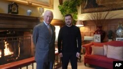 Regele Carol al III-lea al Marii Britanii și președintele ucrainean Volodimir Zelenski în timpul întâlnirii lor la Sandringham Estate în Norfolk, Anglia