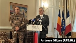 Generalul Cyril Mathias, loctiițorul comandantului Diviziei Multinationale Sud-Est a NATO, și Nicolas Warnery, ambasadorul Franței în România, într-o conferintă de presă pe 18 noiembrie 2025.