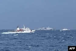 Катери берегової охорони Тайваню «відганяють» китайський військовий корабель подалі від острова. Грудень 2024 року (архівне фото)