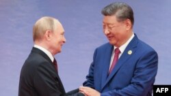 Ruski predsjednik Vladimir Putin i kineski predsjednik Xi Jinping pozdravljaju se tokom ceremonije dobrodošlice na samit Šangajske organizacije za saradnju u Tianjinu 31. avgusta 2025. godine.