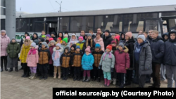 Група ўкраінскіх дзяцей, вывезеных з акупаваных тэрыторыяў у Беларусь, архіўнае фота 