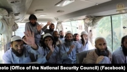 صد زندانی طالبان که از سوی حکومت افغانستان از زندان پروان آزاد شدند.