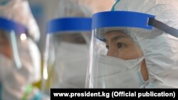 Бишкектеги стационарда иштеген медициналык кызматкерлер. 
