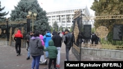 Бишкек. Парламент менен президенттик администрациянын имараты. 6-октябрь, 2020-жыл.