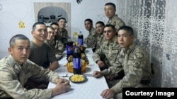 Мухамедияр Тастан (слева) с сослуживцами