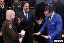 Генеральний секретар НАТО Марк Рютте з міністром оборони США Пітом Геґсетом і командувачем Європейського командування США генералом Крістофером Каволі під час зустрічі міністрів оборони НАТО в Брюсселі, 13 лютого 2025 року