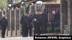 Близько третьох дня журналісти зафіксували кілька груп чоловіків у чорному, які вийшли з лісу й попрямували до головних воріт ресторану