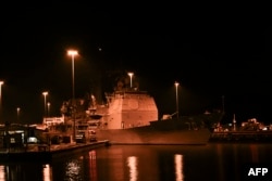 Військовий корабель ВМС США USS Lake Erie (CG 70) перетинає шлюзи Панамського каналу під час розгортання військово-морських сил США поблизу узбережжя Венесуели в Панама-Сіті 29 серпня 2025 року