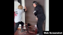 Участницы феминистской инициативы Feminita держат дверь, который пытаются выбить неизвестные с той стороны. Скрин видео