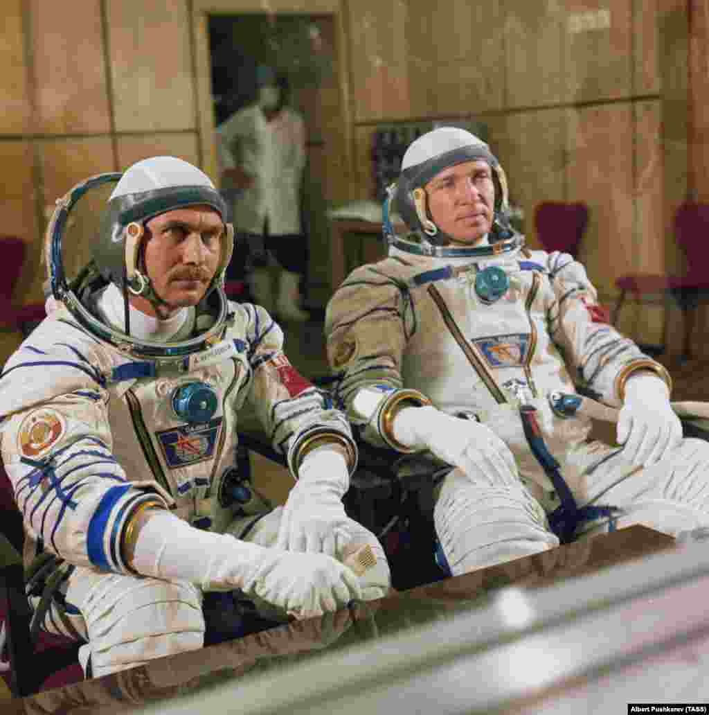 Космонавты Анатолий Березовой и Валентин Лебедев беседуют с журналистами, находясь за стеклянной перегородкой перед отправкой в космос в 1982 году. Несколько советских предстартовых традиций сохранились и по сей день. Так, космонавты перед полетом ходят на показ снятого в 1970 году фильма &laquo;Белое солнце пустыни&raquo; и мочатся на заднее колесо автобуса, который отвозит их к стартовой площадке. Сообщается, что женщины-космонавты приносят с собой небольшой сосуд с мочой для совершения ритуала.&nbsp; &nbsp;