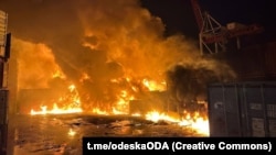 În regiunea Odesa, incendii de amploare au izbucnit din cauza unui atac cu drone rusești, 9 octombrie 2025.