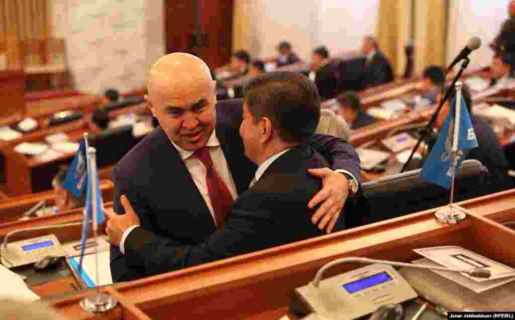 "Бир бол" партиясынын лидери Алтынбек Сулайманов өз партиялаштарын куттуктоодо