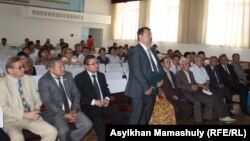 Таусамалы ауылының әкімдігіне үміткерлерді таныстыру сәті. Ортада тұрған - Таусамалы ауылының әкімі Қайрат Күлембаев. Алматы облысы Қарасай ауданы,  11 шілде 2013 жыл. (Көрнекі сурет)