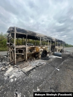 Цивільний автобус, який згорів на трасі Слов'янськ-Ізюм внаслідок влучання російського БПЛА