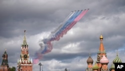 რუსული თვითმფრინავები წითელ მოედანზე დაფრინავენ და კვამლის კვალს ტოვებენ 9 მაისის გამარჯვების დღის აღლუმის რეპეტიციების დროს.