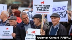 Protesta e mbajtur në Prishtinë kundër shtrenjtimit të energjisë elektrike më 5 prill 2025. 
