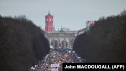 დემონსტრაცია ბერლინში, ბრანდენბურგის ჭიშკართან. 02 თებერვალი, 2025 წელი