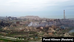 У ці хвилини триває наступний етап порятунку людей з «Азовсталі», кажуть в ОПУ. На фото: металургійний комбінат «Азовсталь», 5 травня 2022 року