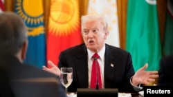 აშშ-ის პრეზიდენტი დონალდ ტრამპი ყაზახეთის, ყირგიზეთის, ტაჯიკეთის, თურქმენეთისა და უზბეკეთის ლიდერებს მიმართავს ვაშინგტონში გამართულ სამიტზე 6 ნოემბერს.