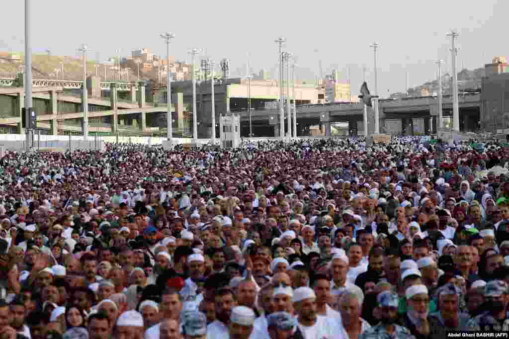 Согуд Гарәбстаны Мәккә шәһәре Җәмигъ мәчетендә гает намазы. 