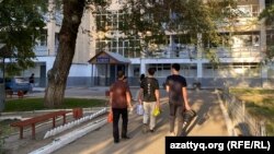 Студенты у общежития университета в Алматы. 16 сентября 2025 года