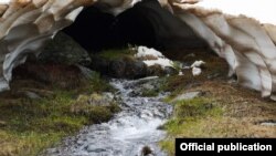 Река на планината Јабланица во Македонија. Извор: Светкиот фонд за заштита на природата (WWF Adria). Граѓанските организации велат дека јавноста нема увид во процесот на издавње на дозволи за користење на водите, а државата на фирми им издава концесии на 20 години. 