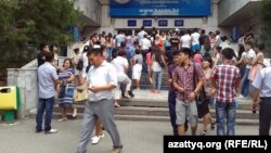 Әл-Фараби атындағы Қазақ ұлттық университеті алдына жиналған талапкерлер мен олардың ата-аналары. Алматы, 12 тамыз 2013 жыл.  