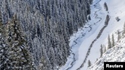 Казахские пастухи в горной местности в китайской провинции Синьцзян.
