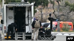 Робот-сапер у российского консульства в Марселе, 24 февраля 2025 г.