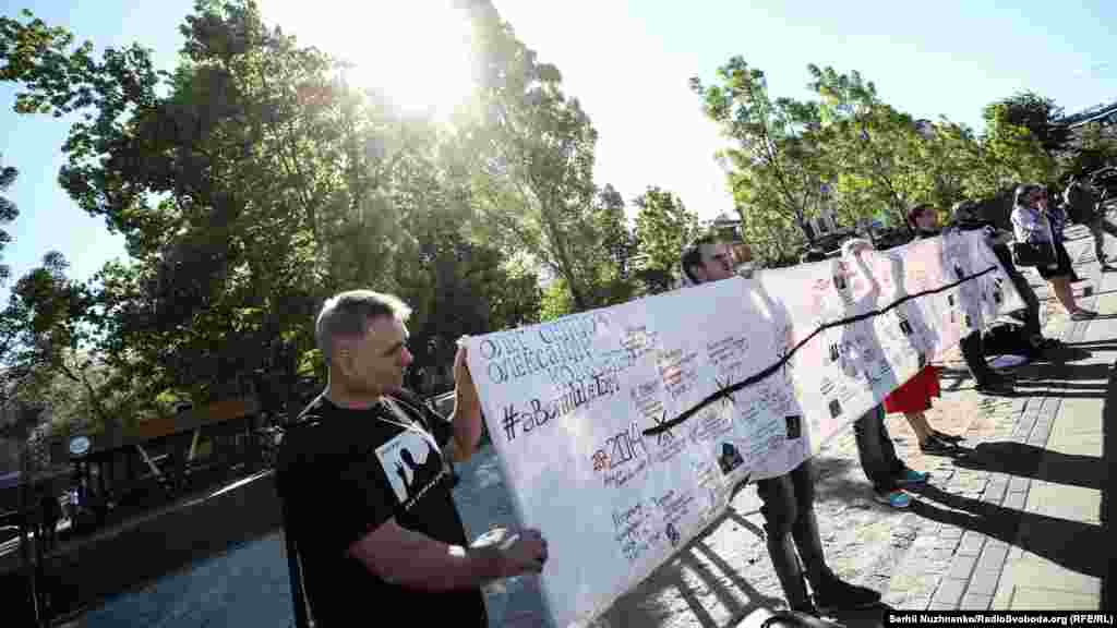 Цією акцією організатори хочуть привернути увагу всіх, від кого залежить доля кримських політв'язнів