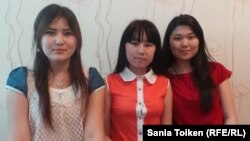 Подростки из Жанаозена, вернувшиеся из Ташкента после лечения. Слева направо:  Гаухар Кармысова, Айдана Толепбергенова, Айзада Кемелханова. Жанаозен, 23 мая 2015 года. 