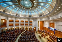 Noua organigramă propusă de Bolojan i-ar elimina, spune el, pe mulți dintre cei angajați politic sau prin nepotism.