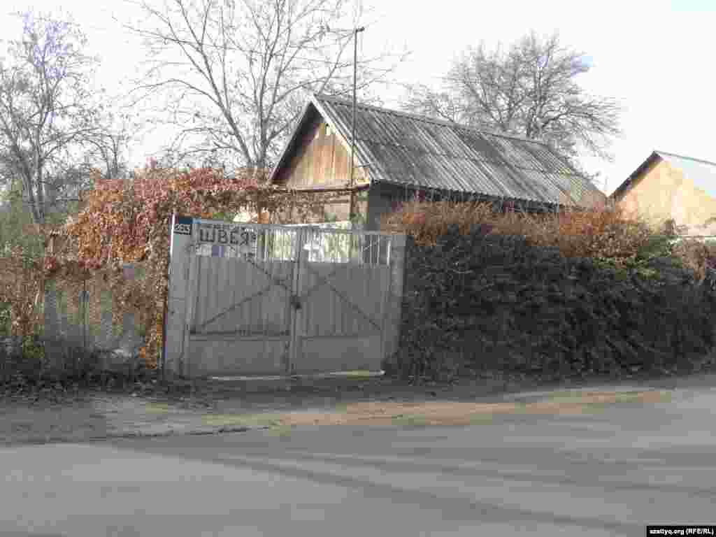 Большая часть домов в дачном массиве - небольшие по площади. Некоторые жители вывешивают на ограждении "рекламу".&nbsp; 