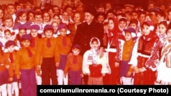Ceaușescu dădea bani de la buget pentru serbarea Anului Nou. Nu cerea în schimb decât recunoștință. Tot anul. Așa cum văzuse în Coreea de Nord. Sursa: comunismulinromania.ro