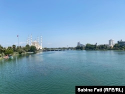 Moscheea Sabanci văzută de pe podul lui Hadrian