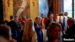 Președintele Trump la cina de la Palatul Huis ten Bosch din Haga, marți, 24 iunie (centru).