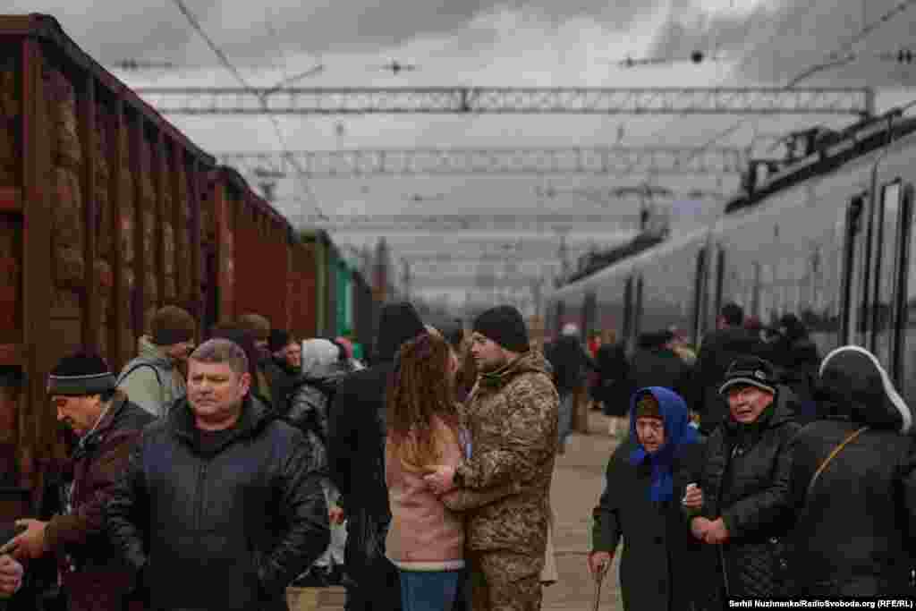 На 5 ноември, Вадим Филашкин, шеф на воената администрација на регионот и државен железнички оператор на Украина, објави „тешка одлука“ за прекин на железничкиот сообраќај до и од Краматорск поради безбедносни причини.