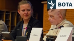 Përkthyesja në lot gjatë dëshmimit të djaloshit ukrainas në Parlamentin Evropian