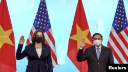 Vicepreședintele american Kamala Harris îl întâlnește pe prim-ministrul vietnamez Pham Minh Chinh, Hanoi, Vietnam, 25 august 2021