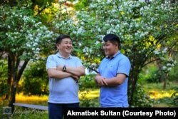 Акматбек Султан уулу устаты белгилүү төкмө акын, комузчу, обончу Элмирбек Иманалиев менен. Архивдик сүрөт.