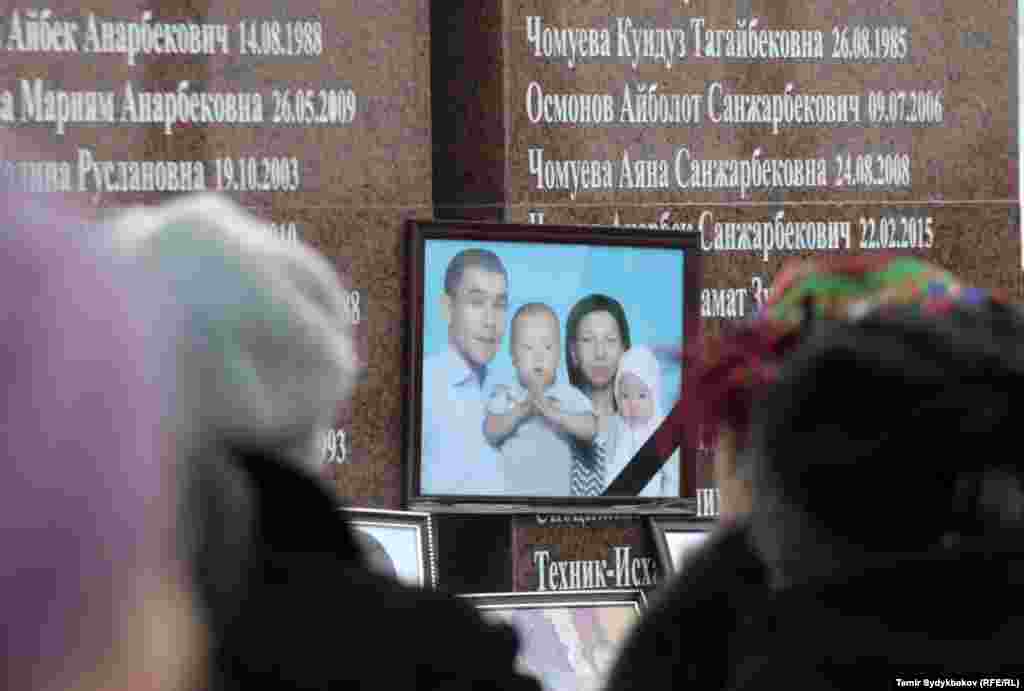 Өкмөт элден чогулган акча калыс, текши бөлүштүрүлгөнүн, ушу тушта жети жаран үй-жай алганын айтканы менен коопсуздук чараларынан улам кимге канча акча тийгени ачык көрсөтүлбөй турганы белгиленген.